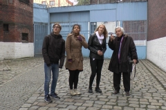 Anita Lasker-Wallfisch mit  Teilnehmern des Workshops im Gefaengnishof Wroclaw